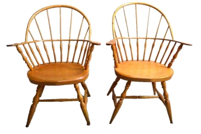 Par de sillones Windsor con respaldo de saco hechos en banco sillín asiento brazos de paleta Foto 1 de 4