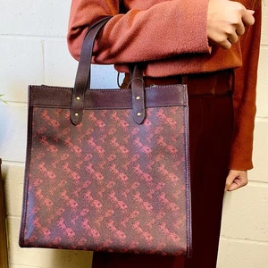 Coach 89143 Field Tote With Horse And Carriage Print IN Oxblood Cranberry - Bild 1 von 8