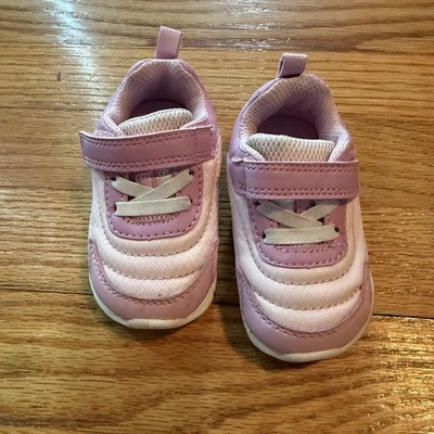 Zapatillas Carter's rosa y blanco para niños pequeños talla 3. Buen estado usado. Foto 1 de 4