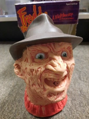En caja Freddy Fright Squirter Pesadilla en Elm Street Entertech 1989 cachorro de mano Foto 1 de 4