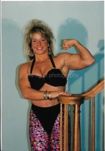 FEMALE BODYBUILDER 80's 90's FOUND PHOTO Color MUSCLE WOMAN Original EN 23 41 G - Picture 1 of 1
