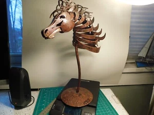 Scultura cavallo rustico in metallo Hays 13 3/4" altezza x 10,5" - Foto 1 di 9