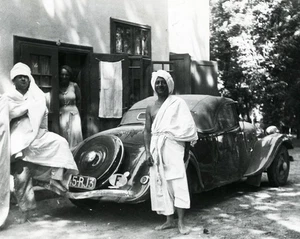 CITROEN Traction Avant Cabriolet funny boyfriends in strange native costume, - Picture 1 of 6