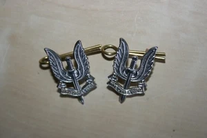 ESCASO PAR DE INSIGNIAS DE CUELLO DE METAL BLANCO S.A.S SAS SERVICIO AÉREO ESPECIAL - Imagen 1 de 2