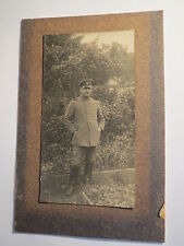 im Garten stehender Soldat in Uniform - Portrait / KAB