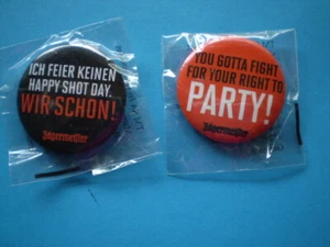 2 Stück Pin/Button mit versch. JÄGERMEISTER - Sprüchen .. WIR SCHON /.. PARTY - Bild 1 von 3