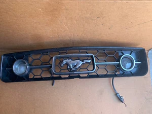 2005-2009 FORD MUSTANG GT PONY UPPER GRILLE GRILL W/FOG LIGHTS OEM CHIPPED - Picture 1 of 23