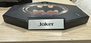 1/6 Scale Display Stand Batman 1989 Joker. Der Ständer hat eine Schutzfolie - Bild 1 von 3