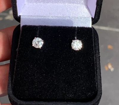 18ct gold diamond 1.5ct stud earrings boxed - Image 1 of 4