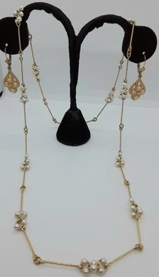 COLLAR Y PENDIENTES PERFORADOS VINTAGE AVON DORADO 24" PERLAS DE IMITACIÓN BLANCAS Foto 1 de 3