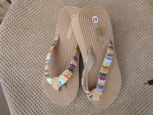 Damen Flip Flops Keilabsatz Plateau Gr.37 Pantoletten Sandalen Zehentrenner NEU - Bild 1 von 13