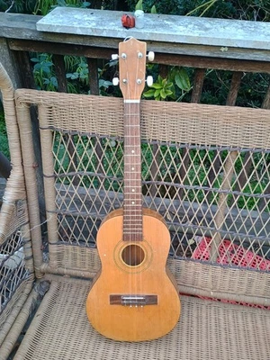 Unbranded Baritone Ukulele 1960s, gorgeous binding, playing great! - Image 1 of 4