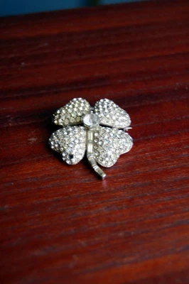 935 Silver With 4 CT Simulated Round Cut Sapphire Four Leaf Fantastic Brooch Pin - Изображение 1 из 4
