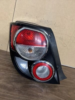 2012-2016 雪佛兰 SONIC HATCHBACK 左驱动侧尾灯 原始设备制造商。 — 第 1/4 张图片