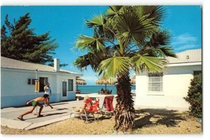 Indian Rocks Beach, Florida LE SIRENE Shuffleboard anni '50 cartolina d'epoca - Foto 1 di 2
