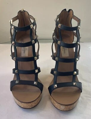 Sandalias VALENTINO ROCKSTUD Negro Enjaulado Corcho Cielo Tacones de Cuña Alta ~ 38 1/2 ~ 8.5 Usadas en Excelente Condición Foto 1 de 4