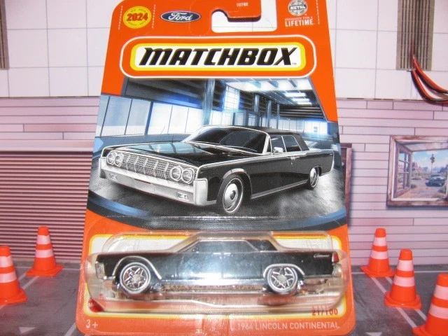 Lincoln Continental 21/100 1964 Matchbox negro 2024, con cambio de rueda de pilotos reales Foto 1 de 4
