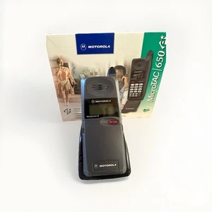 Vintage Motorola MicroTAC/650 Flip Cell Phone with antenna Charger And Box Parts - Photo 1 sur 2