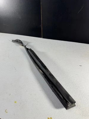 Cubierta de repisa guardabarros derecho Mazda MX-5 Miata 2016-2024 N24356915 OEM Foto 1 de 4