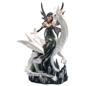 Schwarze Fee Dragolina sitzt auf weißen Drachen - Picture 1 of 1