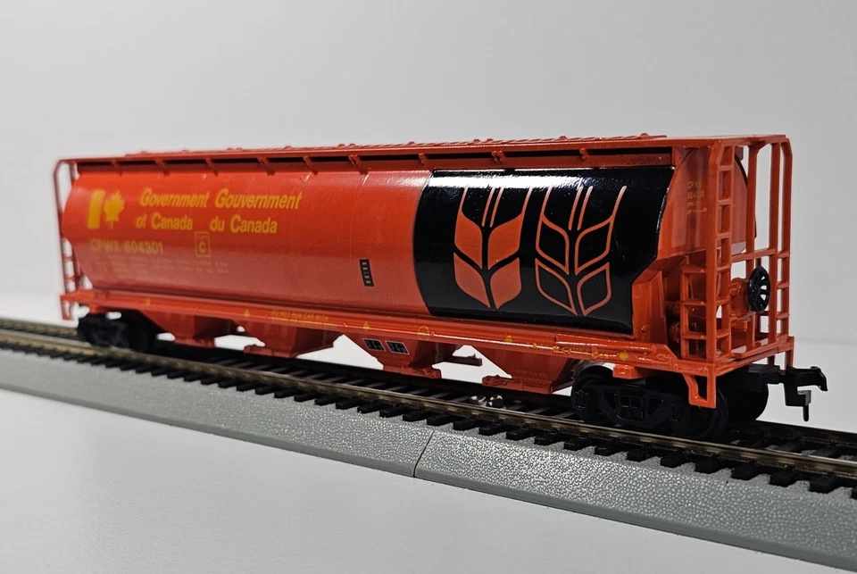 HO Bachman #76901 Canadian 4 Bay Cylindrical Hopper Gov't Of Canadia NOS - Image 1 of 4