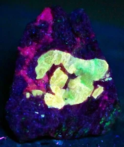 VLASOVITE CRYSTALS GITTENSITE! 5X5X6 CM, 3X3CM FLUO AREA IN EUDIALYTE CANADA #10 - Picture 1 of 2