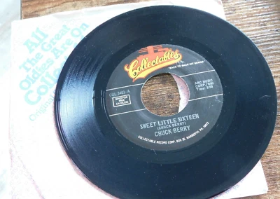 CHUCK BERRY SWEET LITTLE SIXTEEN / PROMISED LAND 45 RPM RECORD 064 - Image 1 of 2