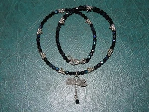 COLLIER TOUR DE COU 15,5" PENDENTIF LIBELLULE ET PERLES DE VERRE SUR FIL MÉMOIRE Vintage - Photo 1/2