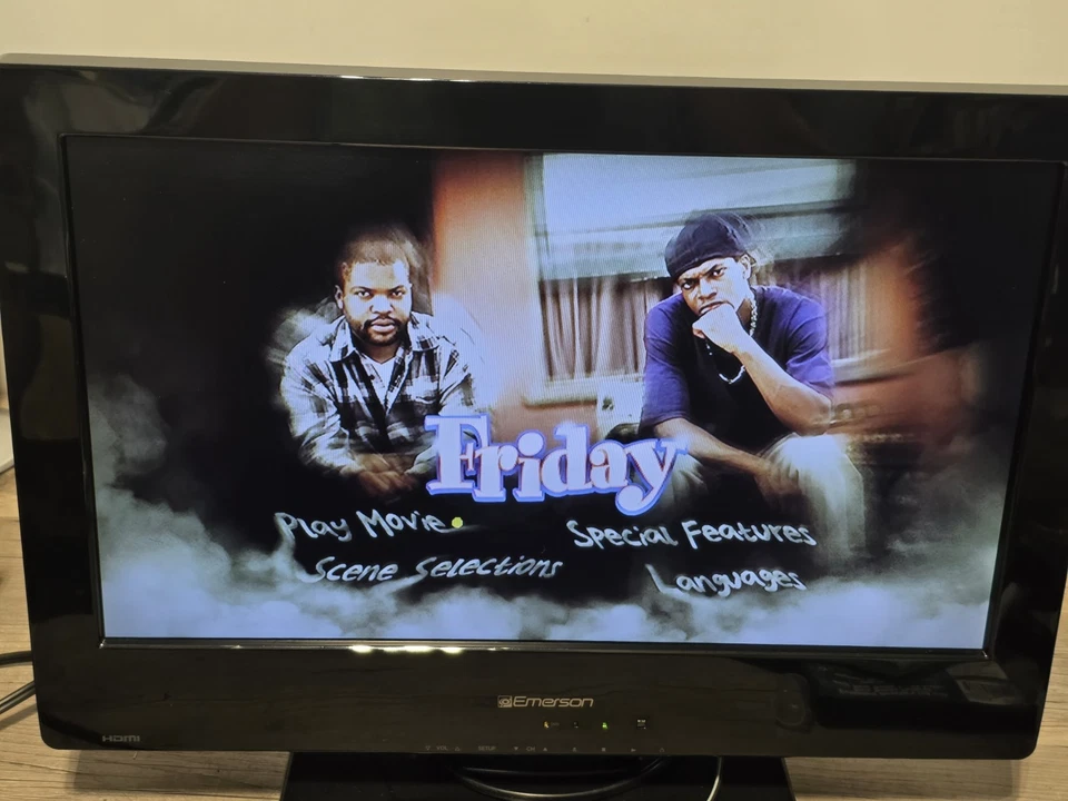 Emerson LD190EM2 19" LCD HDTV DVD Player Combo 720p 60HZ HDMI w/Stand NO REMOTE - Image 1 of 4