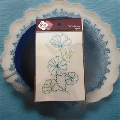Cristales autoadhesivos creativos ZVA - flores de diamantes de imitación azules y verdes Foto 1 de 4