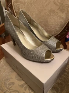 Bandolino Footwear Women's Rainaa Pump, Gold Glamour, Size 8M Peep Toe BNIB - Picture 1 of 12