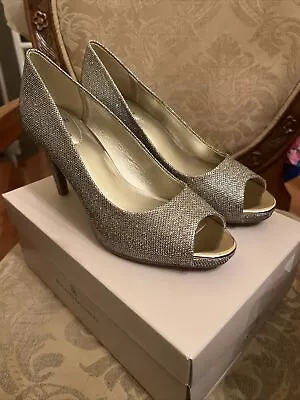 Bandolino Footwear Women's Rainaa Pump, Gold Glamour, Size 8M Peep Toe BNIB - Image 1 of 4