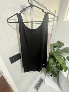 NIKE LADIES BLACK AND WHITE TRAINING TOP SIZE LARGE HAS BEEN WORN - Picture 1 of 4