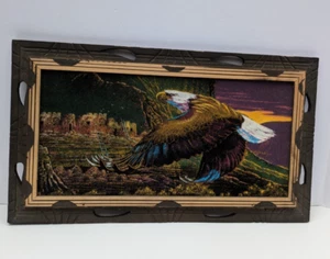 Vintage gerahmter Samt-Kunstdruck fliegender Weißkopfseeadler Pueblo amerikanisch 19,5 x 11 - Bild 1 von 8