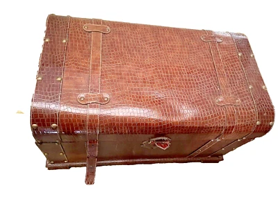 Alte Seemannskiste oder Reisekoffer Truhe  aus den 30er 40er Jahren mit  Patina - Bild 1 von 4