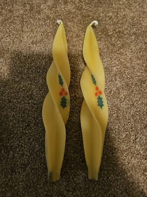 Holly Feathered Twist 蜜蜡锥形蜡烛 - 7/8 英寸 x 12 英寸 -(一对) — 第 1/4 张图片