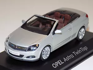 1/43 Minichamps Street Opel Astra Twin Top in Silver Dealer Edition - Picture 1 of 1