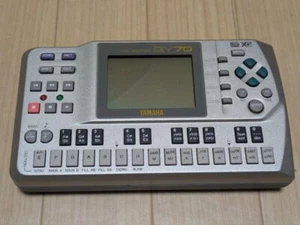 Yamaha QY70 Sintetizzatore Sequencer Musicale Portatile Workstation Testato Usato Giappone - Foto 1 di 2