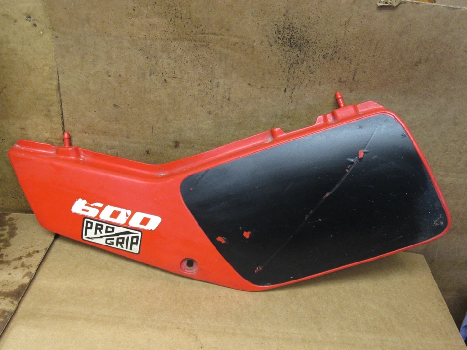 1984 Suzuki SP600 DR600 tampa quadro painel lateral esquerdo 47211-14A0 - Imagem 1 de 4