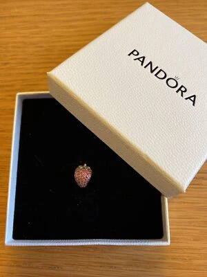 Pandora charm Fragola pavè 791899CZR - Immagine 1 di 4