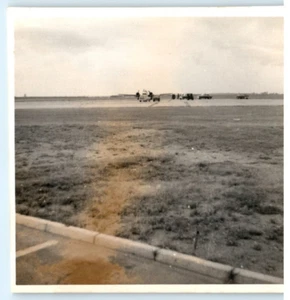 Vintage Foto 1953, Fahrzeuge auf Krönungsflugschau Landebahn, JNHC 3,5x3,5 - Bild 1 von 2