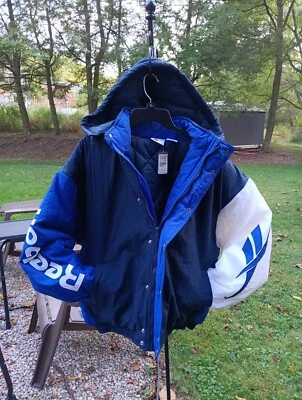 Abrigo Reebox Para Hombres De Colección Años 80-90 Azul Lg Nuevo de Lote Antiguo Acolchado Forrado Retro TOTALMENTE NUEVO Con Capucha Foto 1 de 4