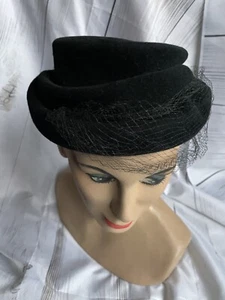 Peachbloom Velour 1950’s Black Pillbox Hat Birdcage Netting Merrimac Body - Picture 1 of 17