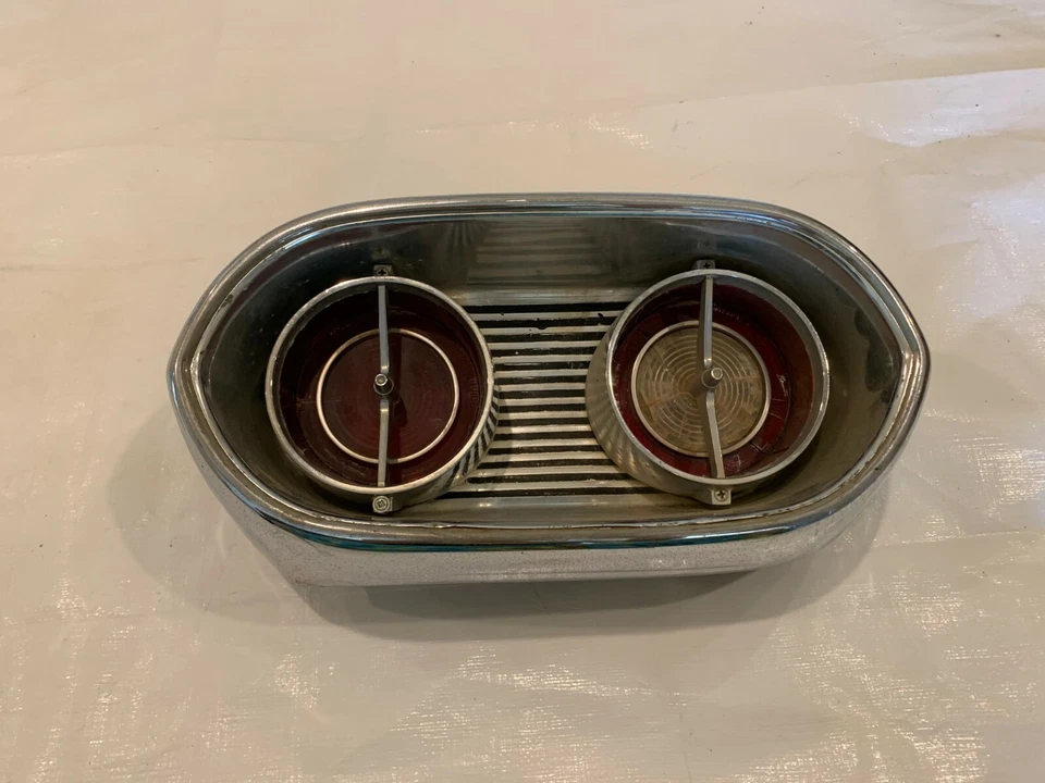 Conjunto de luz trasera Cadillac 1961 luz trasera cromada inserción lente carcasa Foto 1 de 4