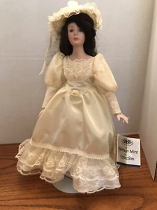 Muñeca de porcelana Heritage Mint Ltd de 15" con vestido de satén amarillo y soporte de exhibición - Imagen 1 de 11