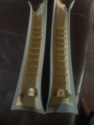 2006-2009 Cadillac STS СЕРЫЙ СТОЙКИ СО СТОРОНЫ ВОДИТЕЛЯ/ПАССАЖИРА. - Изображение 1 из 4