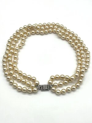 Collar Kenneth Jay Lane de perlas de imitación triple hilo estrás cierre Art Deco KJL Foto 1 de 4