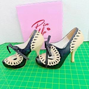 Pin Up Couture schwarz-creme Riemen Pumps Schleife High Heels Erwachsene Frauen CutiePie-05 9M - Bild 1 von 8