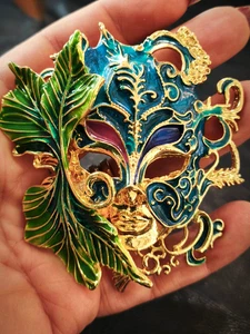 spilla di design a forma di maschera con smalti policromi - designer brooch - Imagen 1 de 4