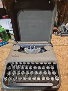 Máquina de escribir manual ultraportátil LC Smith & Corona Zephyr de colección hecha en EE. UU. con estuche - Imagen 1 de 24